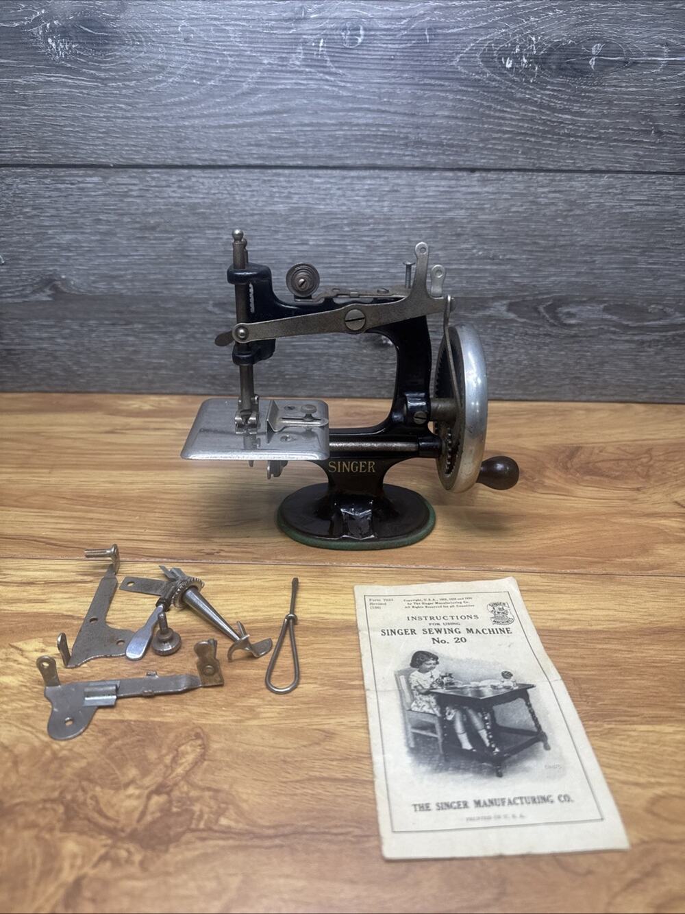 Antique Singer Model 20 Mini Toy Sewing Machine – Working – Collectible